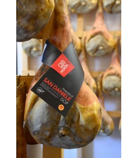 Prosciutto Crudo San Daniele AOP non désossé, placé dans une élégante boîte en bois