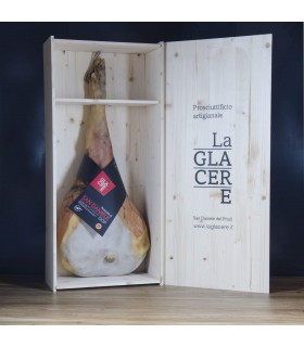 Prosciutto Crudo San Daniele AOP non désossé, placé dans une élégante boîte en bois